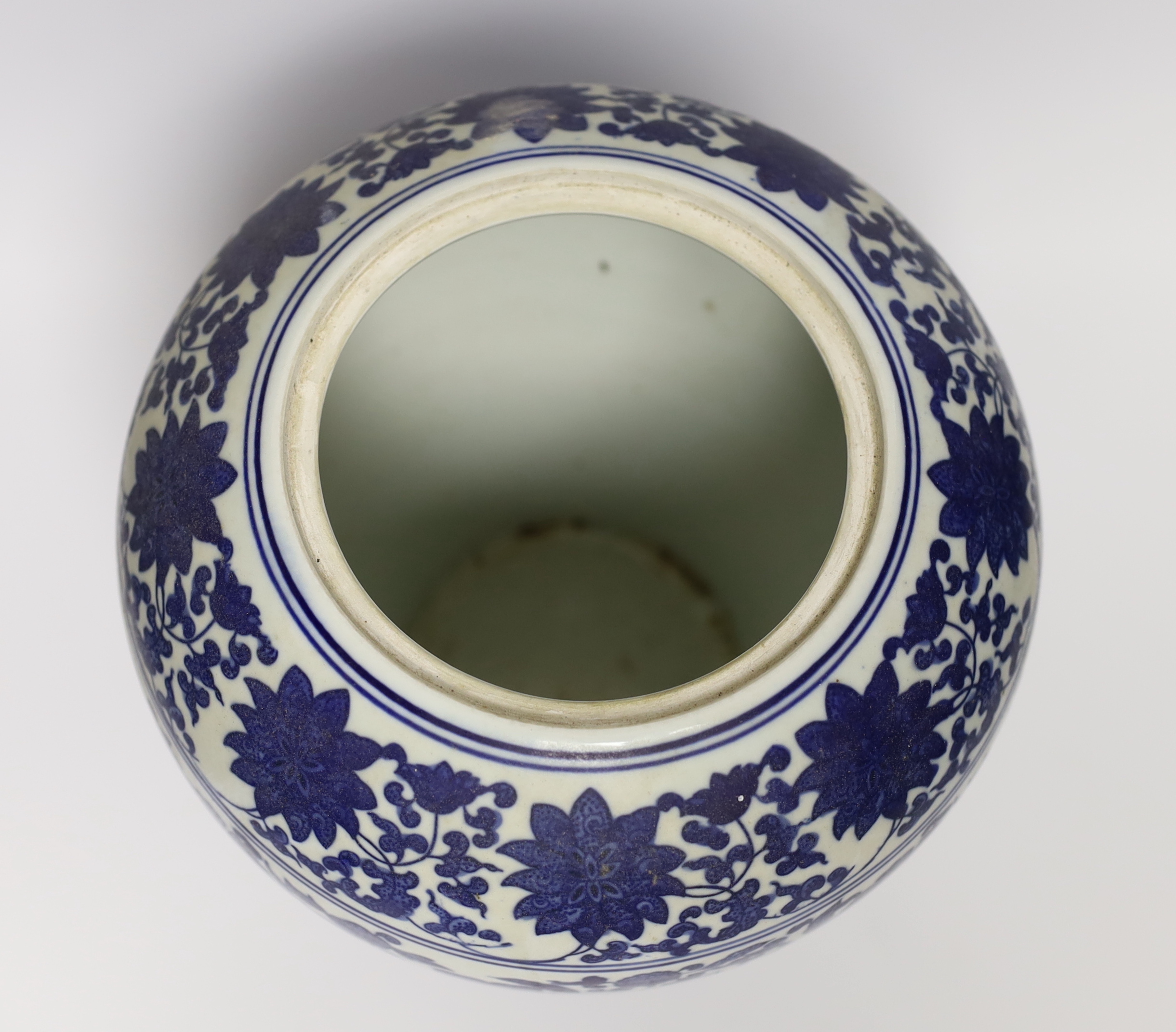 A Chinese blue and white floral vase and cover, 29cm high